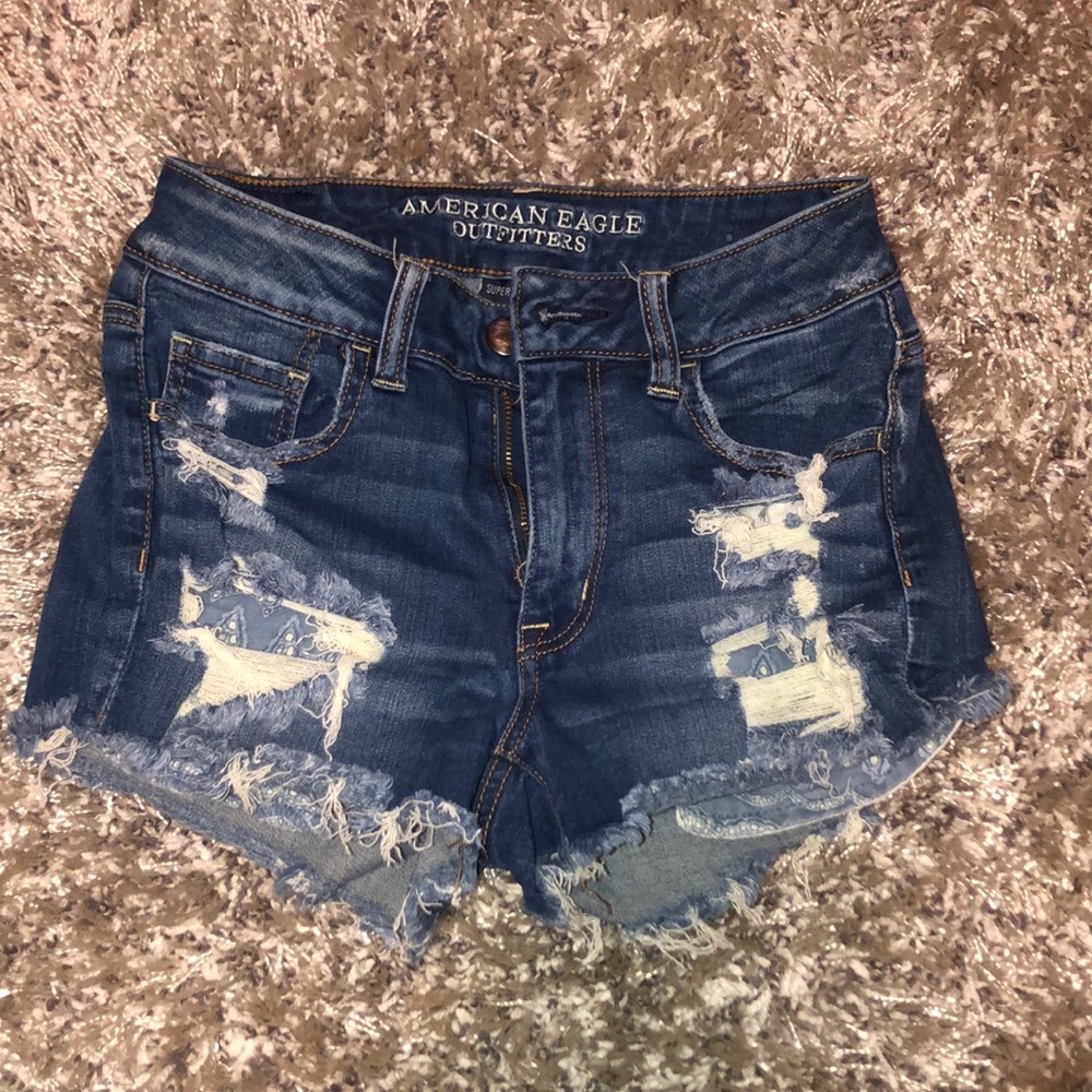 Medium wash shorts with blue lace pockets